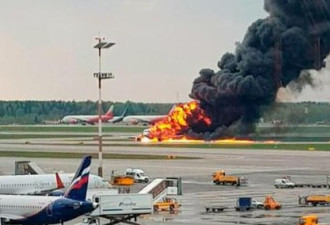 俄罗斯客机空中起火迫降，造成至少13人死亡