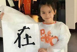 刘涛9岁女儿近照曝光 小姑娘掉牙后长这样