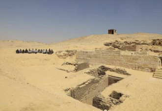 埃及发掘出古王国时期墓地，墓主人雕像现身