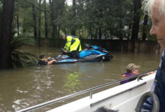 休斯敦华人驾卡车携船参与救援 风雨无情人有情