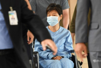 朴槿惠连日受审扛不住了 坐轮椅就医