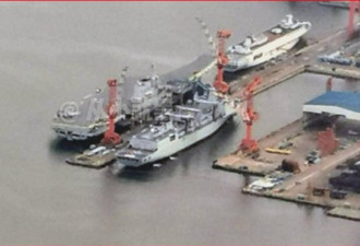 中国国产航母与大型综合补给舰首次行港内联演