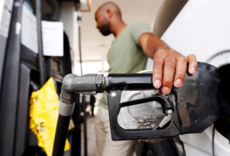 美国汽油价格开始回落，炼油厂逐步恢复生产