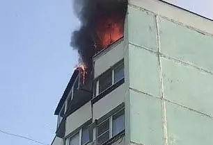 公寓大火母亲从10楼扔下3岁儿 路人拉床单营救