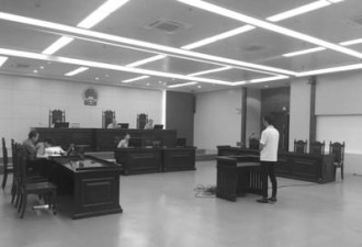 老人坐公交获年轻人让座却不坐 突然拿刀砍人