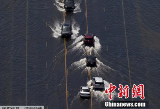 触目惊心：“哈维”肆虐 洪水中漂浮大量燃油