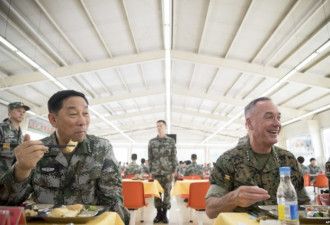 美参联会主席着作战服访问中国与朝鲜接壤战区