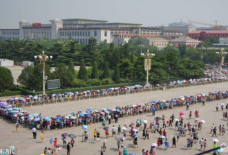 毛泽东纪念堂恢复开放 参观者排成长龙