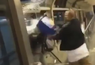 视频：多伦多地铁恶男将整桶脏水泼向女孩