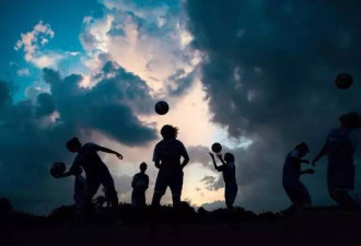 这群海南农村姑娘 捡垃圾踢球连拿3年世界冠军