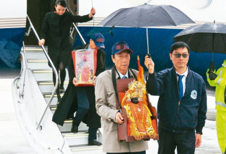 声称要重谈合同的美国州长 机场亲自迎接郭台铭