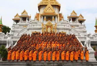揭秘泰国“神僧”稳坐油锅，中国游客一眼识破