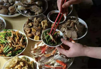 要怎么阻止中国人用筷子时把食物放进我碗里？