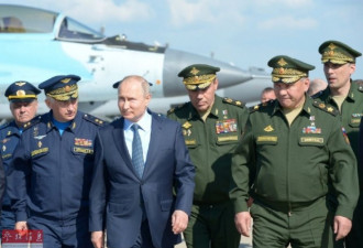 普京视察俄军新锐战机，6架苏-57隐身战机护航