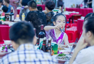 东海开渔第一网抵岸 大摆海鲜宴 渔船3天赚10万
