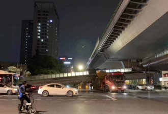 杭州一辆货车与人行天桥相撞，导致天桥垮塌