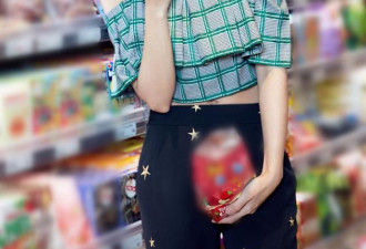 昆凌穿露肩短袖秀纤腰 梳哪吒头抱零食低头浅笑