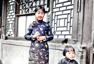 民国时的婚礼现场照 众人面带笑容唯新人苦脸