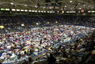 飓风艾尔玛逼近美国 民众挤满避难所