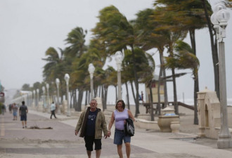 飓风艾尔玛逼近美国 民众挤满避难所