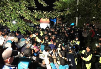 韩国部署萨德 当地民众与警方爆大规模冲突