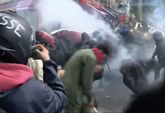 巴黎警方用催泪瓦斯驱散示威游行 群众石块反击