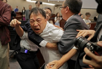 争议持续升级！香港议员在立法会上大打出手