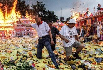 印尼华人过中元节:烧香、撒冥币、摆祭品