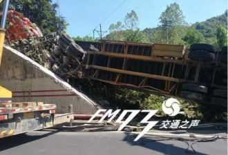 浙江大货车撞上隧道 现场让警察惊呆