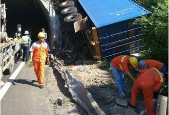 浙江大货车撞上隧道 现场让警察惊呆