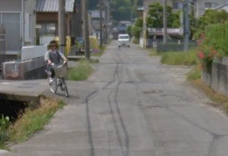 日本大妈骑车摔落水沟 被谷歌街景完整记录
