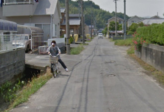 日本大妈骑车摔落水沟 被谷歌街景完整记录