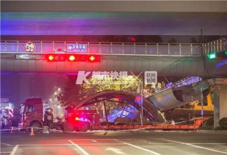 天桥被撞塌时 专车司机猛踩油门带乘客成功脱险
