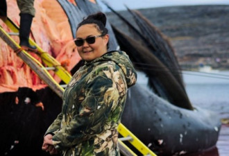 原住民女孩首次出海捕获14米长大鲸鱼