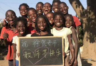 非洲儿童举牌拍摄者 我不觉得可耻 还值得表扬