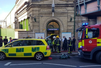伦敦爆炸目击者:火势吞没车厢 人们争相逃离