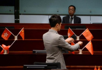 香港倒插国旗议员狡辩:为吸引离席议员回座