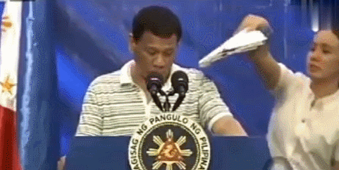 菲律宾总统发表演讲时，被一只蟑螂“附体”了