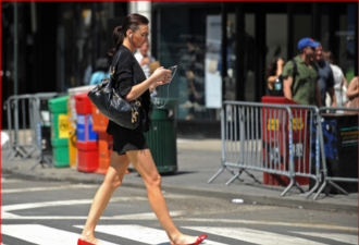 纽约拟立法：行人过马路时玩手机将罚250美元