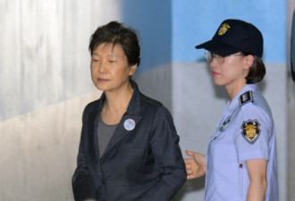朴槿惠出席第71场公审 伸手掏口袋还跟狱警说话