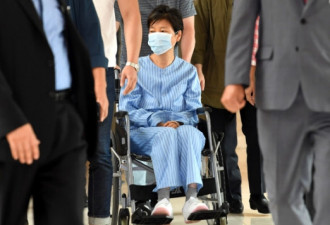 朴槿惠出席第71场公审 伸手掏口袋还跟狱警说话