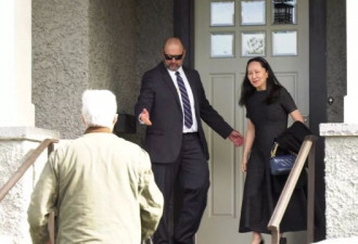 孟晚舟挎香奈儿出庭露电子脚镣 法庭上吵起来了