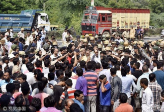 男童被校车乘务员侵害灭口 印度家长抗议
