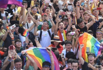 台湾同性婚姻正式合法化，这些人哭得稀里哗啦