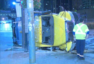 30岁女司机驾驶SUV撞垃圾车 垃圾车翻车司机伤