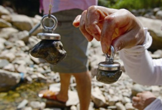 浙江一溪滩现神秘石头 有人带着磁铁来“挖宝”