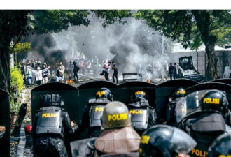 印尼民众抗议选举舞弊引骚乱，政府压“谣言”