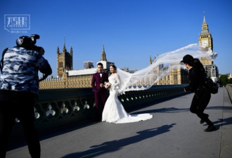 中国情侣追求完美婚纱照在多国拍地标