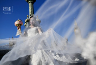 中国情侣追求完美婚纱照在多国拍地标