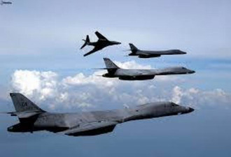 美军多架战略轰炸机战机护航飞至朝鲜以东水域